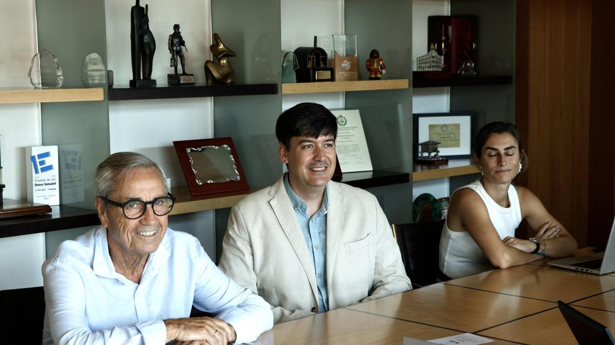 Antonio Fernández-Escandón, Borja Sánchez y Macarena Fernández durante la visita a las instalaciones de Zitrón de este miércoles.