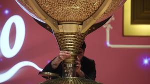 22/12/2025 Varias personas rellenan los bombos del Sorteo Extraordinario de la Lotería de Navidad 2025, en el Teatro Real, a 22 de diciembre de 2025, en Madrid (España). El Sorteo Extraordinario de la Lotería de Navidad de 2025 consta de 198 series y cada serie tiene 100.000 billetes. El total de la emisión asciende a 3.960 millones de euros y se destina a premios (70% de la emisión) 2.772 millones de euros. Cada serie distribuye en premios 14 millones de euros y en total se reparten 30.301.920 premios durante un sorteo que tiene una duración aproximada de cuatro horas. SOCIEDAD Eduardo Parra - Europa Press