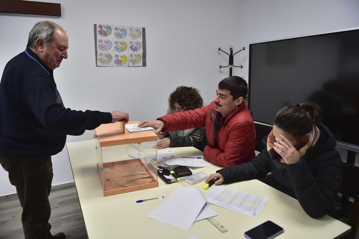 Fotogalería | Elecciones en Extremadura: Así votan este 21D en Jarilla y Villar de Plasencia