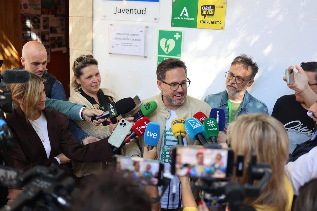 El candidato de Adelante Andalucía, José Ignacio García atiende a los medios tras votar en la Sala Paul de Jerez de la Frontera. El candidato de Adelante Andalucía, José Ignacio García atiende a los medios tras votar en la Sala Paul de Jerez de la Frontera.