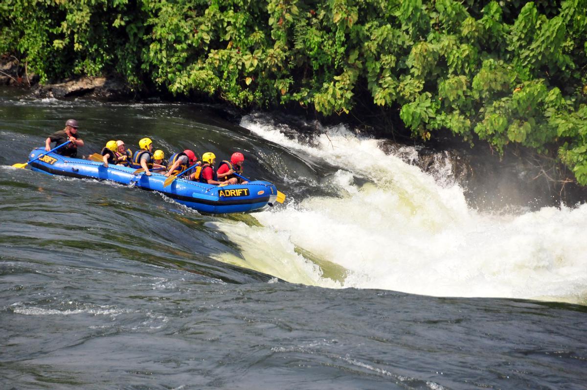 Jinja, conocida como la "capital de la aventura" de África Oriental, es una ciudad en el sureste de Uganda, famosa por albergar el nacimiento del río Nilo en el lago Victoria.