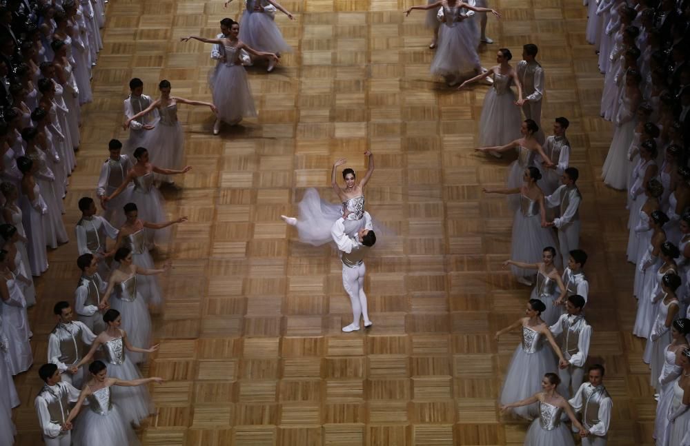 Dancers of the Wiener Staatsballett (state ...