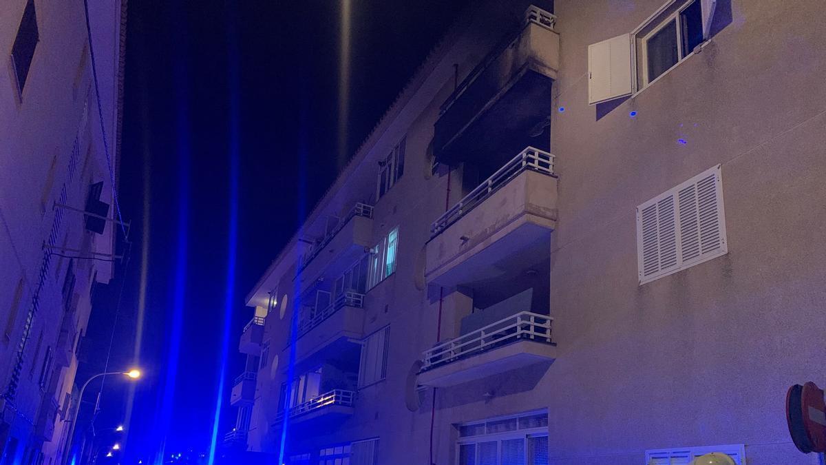 Dos guardias civiles fuera de servicio rescatan a un hombre con síndrome de Diógenes en el incendio de una vivienda en Cala Rajada