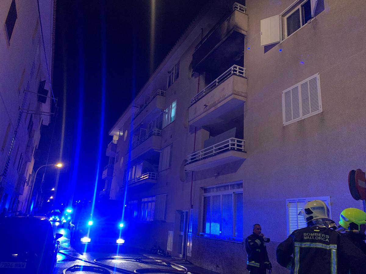 FOTOS | Dos guardias civiles fuera de servicio rescatan a un hombre en el incendio de una vivienda en Cala Rajada