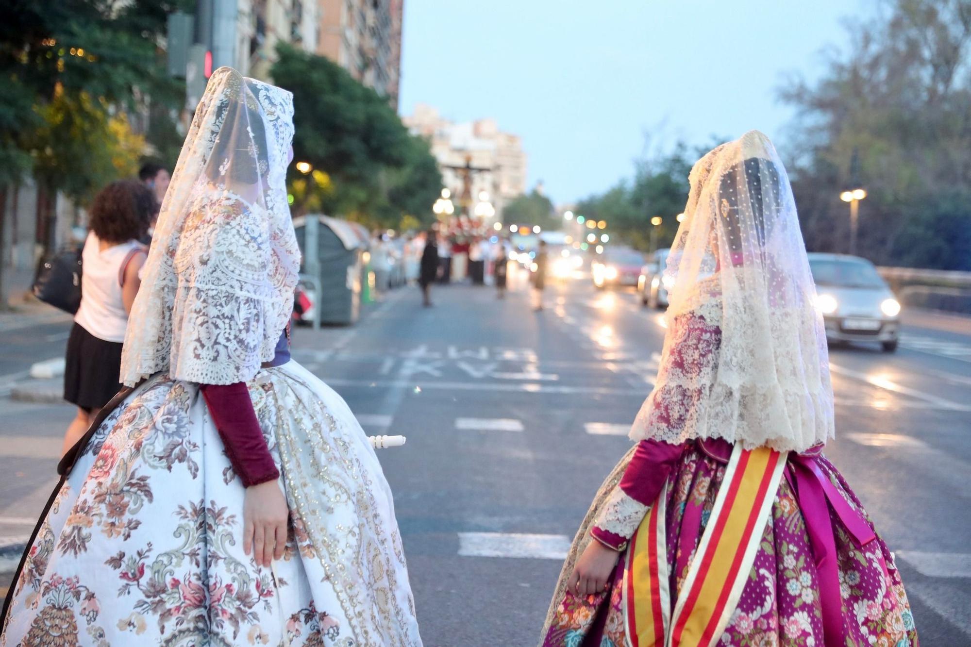 Carmen, Nerea, las cortes y las fallas de Zaidía acompañan al Cristo de la Fe