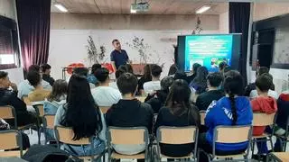 Ajer Plasencia: «Hay que revisar el teléfono a los niños y controlar los horarios»