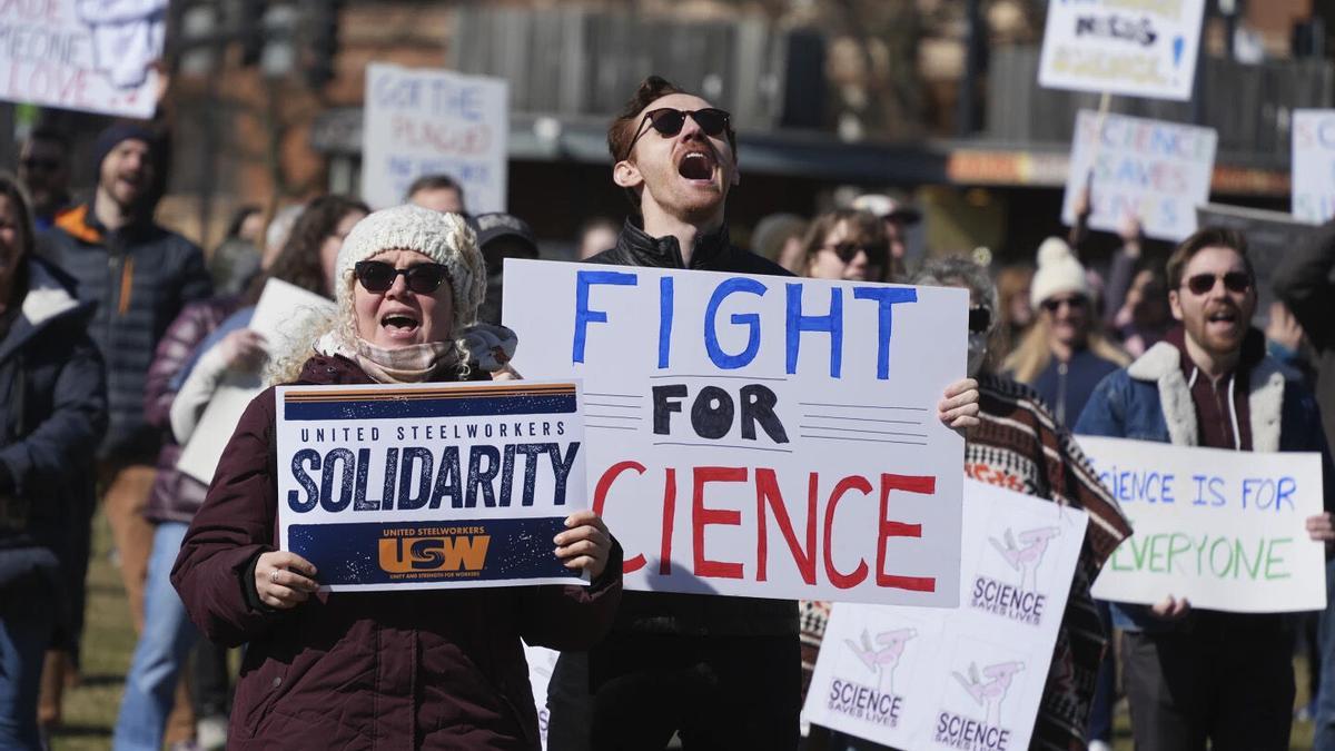 Pittsburgh Out of the lab and into the streets, researchers and doctors rally for science against Trump cuts 7/3/2025 Foto: AP/ Gene J. Puskar