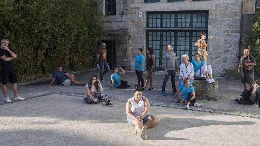 El elenco del espectáculo, en pleno ensayo en el jardín del Museo de la Navegación. // Cristina Graña