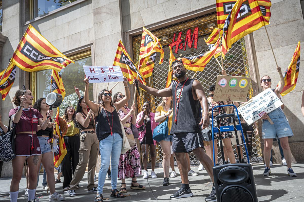 Huelga de trabajadores de H&M en el arranque de las rebajas