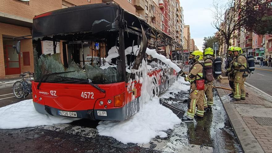 Un bus urbano se quema en plena avenida Tenor Fleta