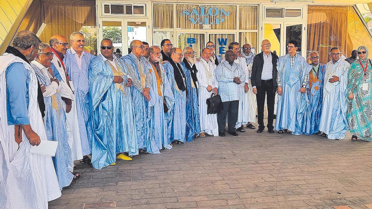 Jefes y notables de las tribus saharauis junto a miembros del MSP tras concluir la II Conferencia Internacional en Dakar.
