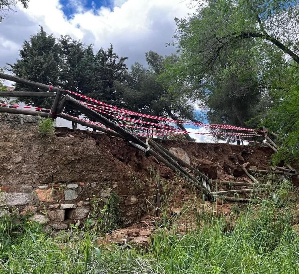 Paraje de la ermita de Piedrasantas, en Pedroche, acordonado tras un desprendimiento por las lluvias.