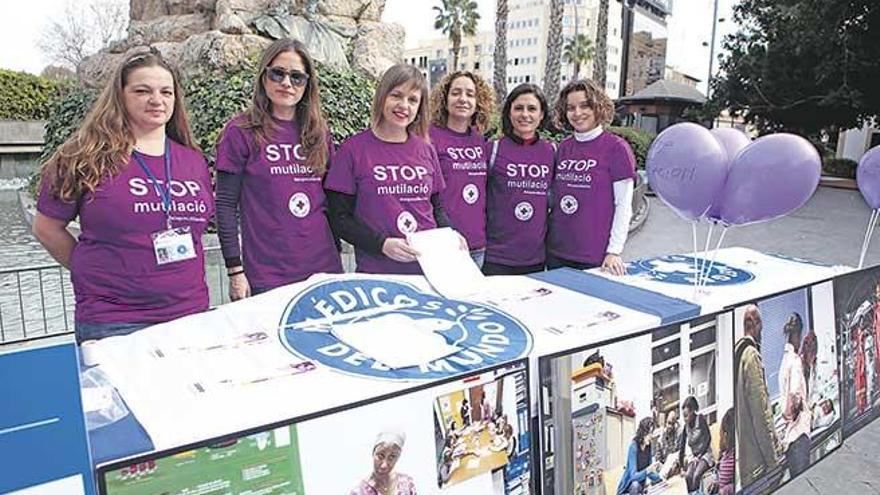 Una mesa de Metges del Món contra la mutilación genital con motivo del día internacional contra esta práctica.