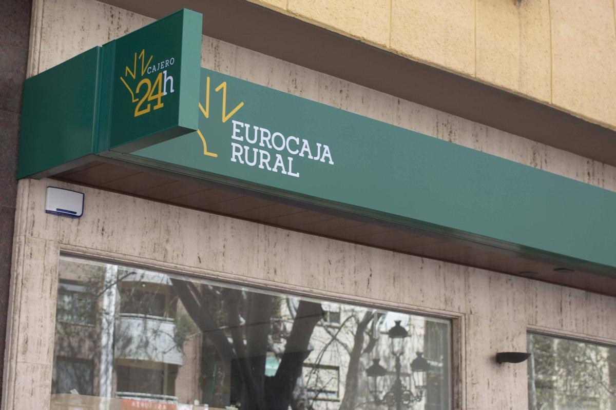 La colocación de marquesinas corporativas ha despejado la incógnita de la empresa que ocupará el local que dejó la tienda de Paco García en Xàtiva.