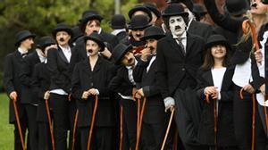 En Suiza 662 ‘charlots’ se disfrazan de Chaplin para celebrar su 128 cumpleaños.