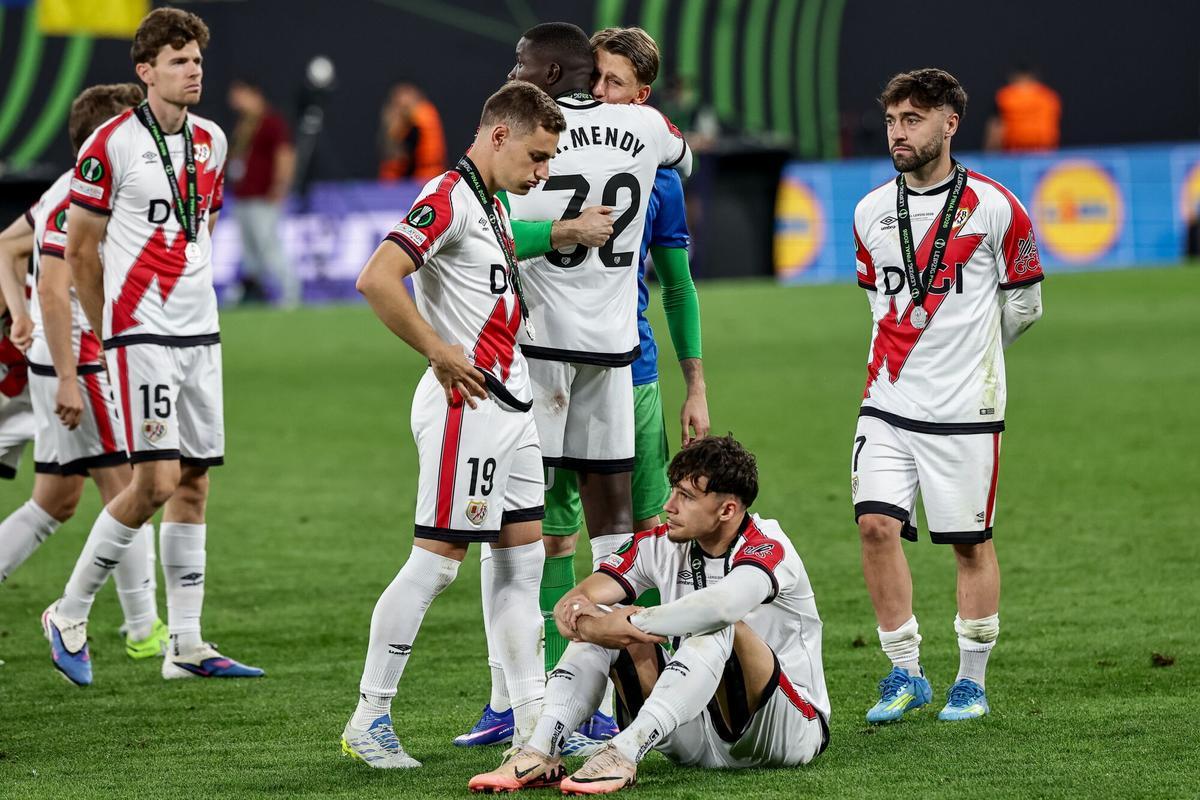 Los jugadores del Rayo se lamentan tras la final de la Liga Conferencia que han jugado Crystal Palace y Rayo Vallecano, en Leipzig, Alemania