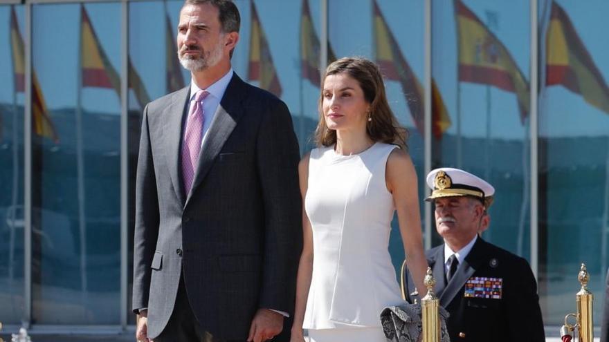 La Reina letizia con uno de los modelos de bolso de Lidia Faro