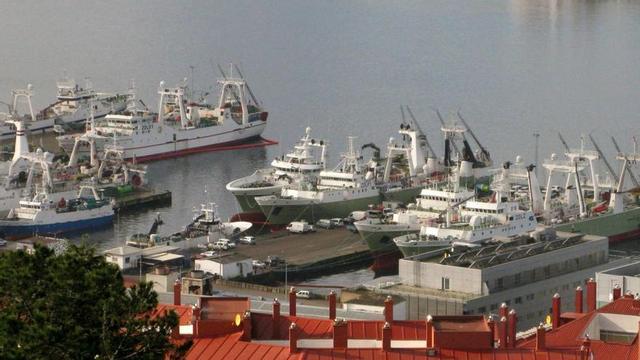 Los muelles de Beiramar rozan el lleno. Los buques que operan en Malvinas están estos días en astilleros o amarrados en muelles de Vigo o Marín. Beiramar es el lugar en el que se concentran más de ellos, especialmente los de aquellos que explotan mediante una joint venture firmas como Pescapuerta, Pereira o Chymar. Sin embargo, la conocida zona está también llena con otros que operan en aguas de Mauritania e incluso dos con bandera rusa, los pesqueros Severnaya Zemlya y Novaya Zemlya, que comparten espacio con algunos de los arrastreros, más pequeños, que operan en Gran Sol. | JOSÉ LORES