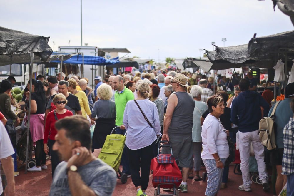 El nuevo recinto para el mercadillo de Torrevieja de los viernes se estrenó con una gran afluencia de usuarios, lo que provocó problemas de tráfico y falta de autobuses de transporte.