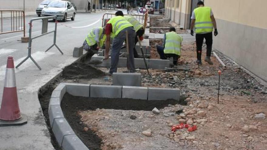 Unos operarios, realizando mejoras en las aceras.