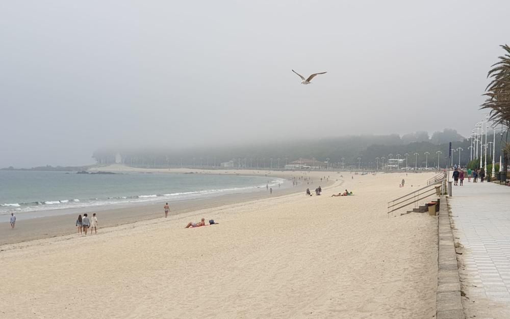 Muchos bañistas han optado por acudir a los arenales a pesar de la bruma - Ourense supera los 35 grados.