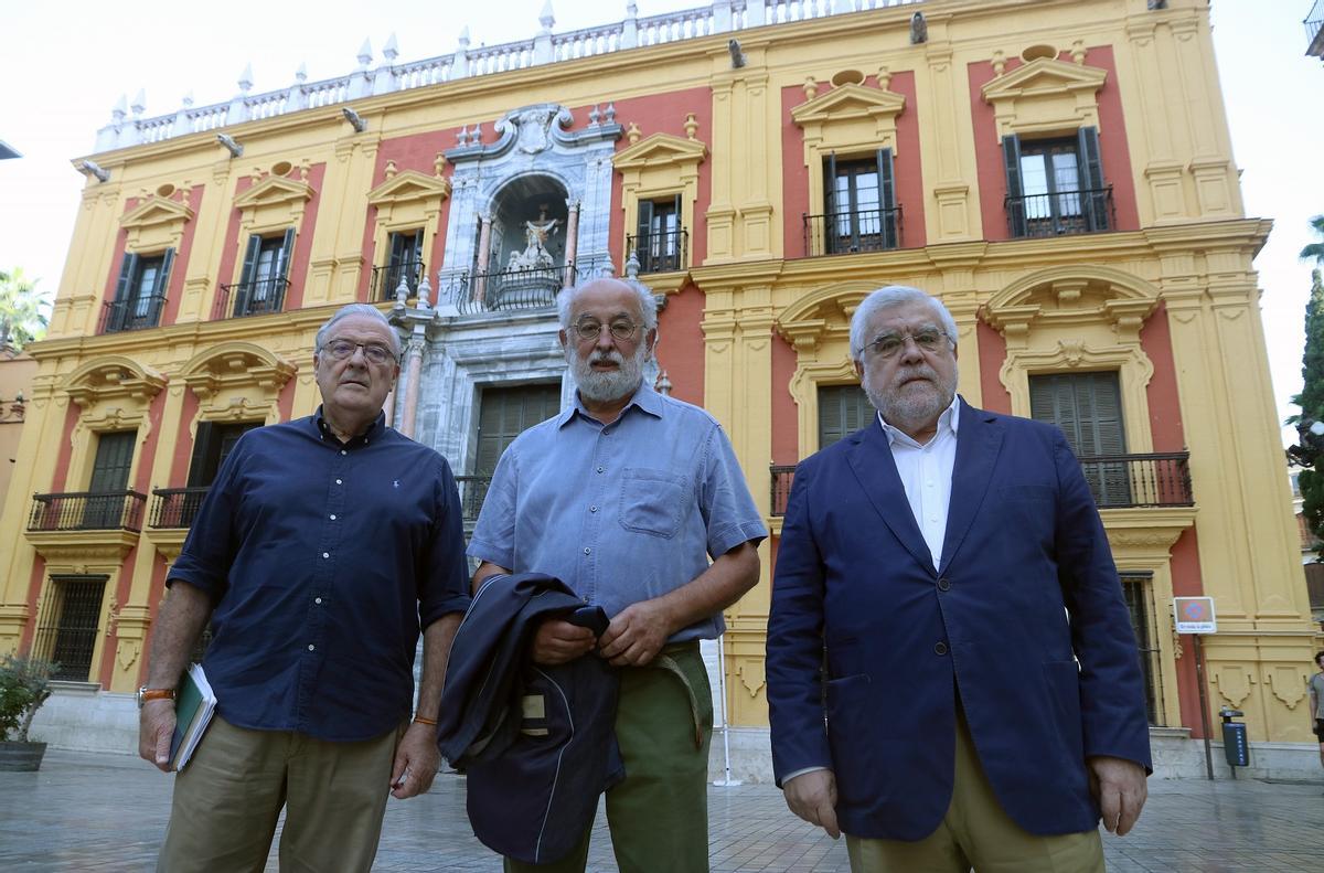 Daniel Quintero, esta semana, acompañado por los comisarios de su nueva exposición en el Palacio del Obispo, Mariano Vergara y José Manuel Cabra de Luna. La muestra puede visitarse hasta el 23 de noviembre.