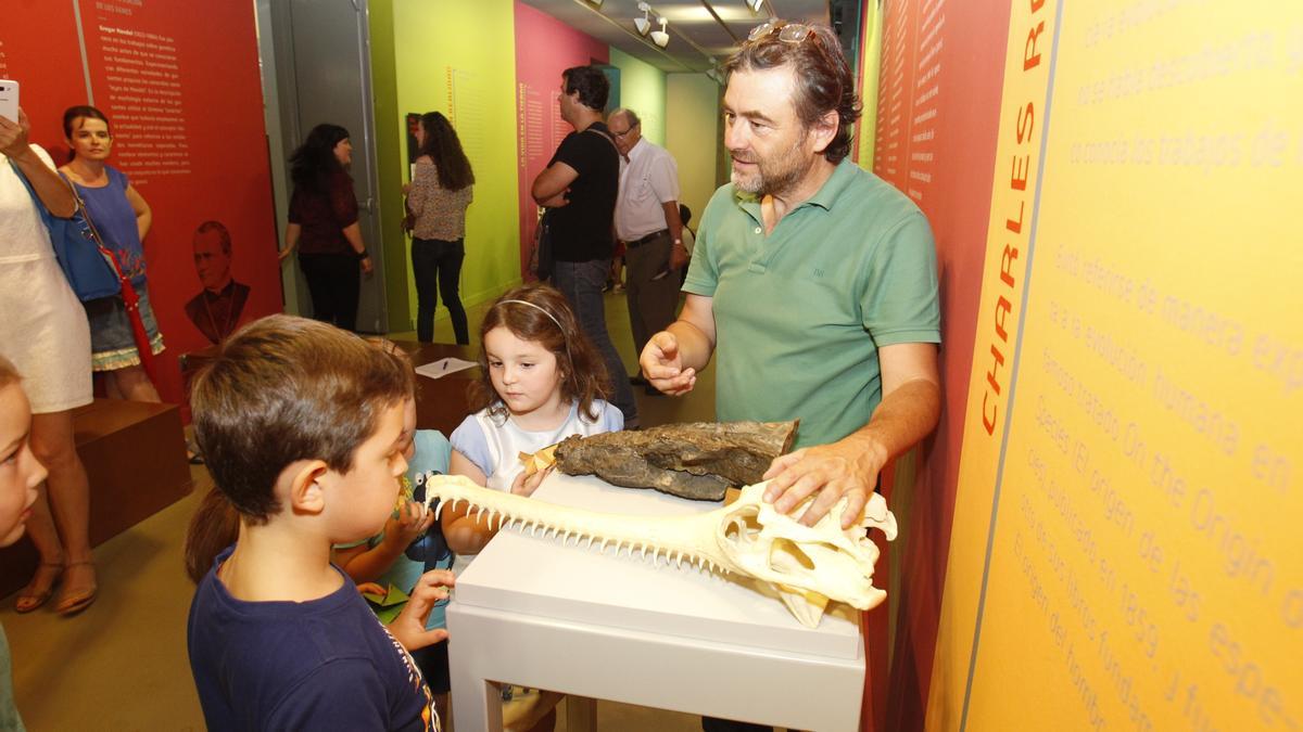 José Ignacio Canudo, director del Museo Paleontológico de Zaragoza, enseña el cráneo del cocodrilo de Ordesa a unos niños.