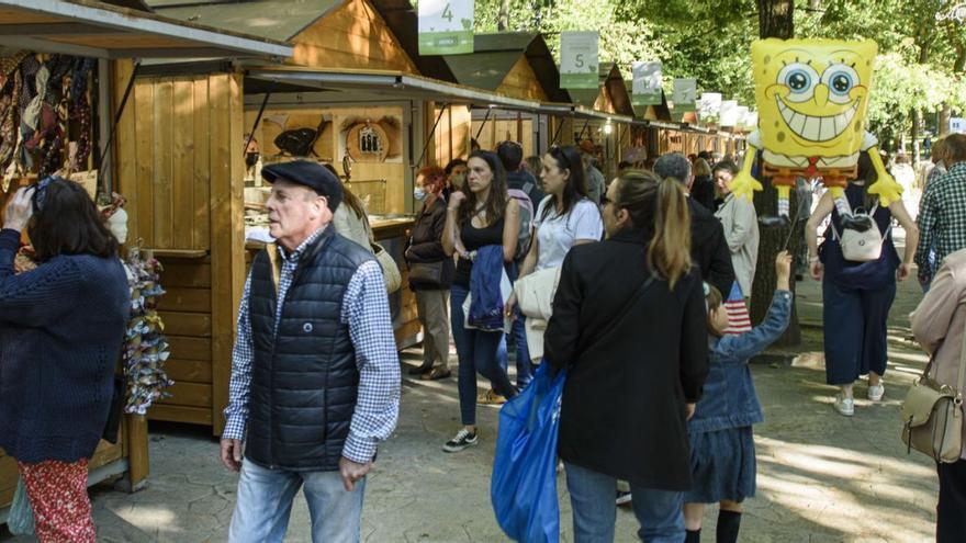 Ambiente en los puestos del paseo de la Herradura. 