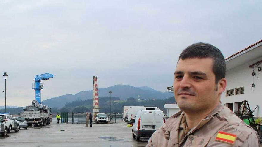 José María Llamas, jefe de la Armada de Ferrol, ayer, junto a los almacenes de pescadores de La Arena.