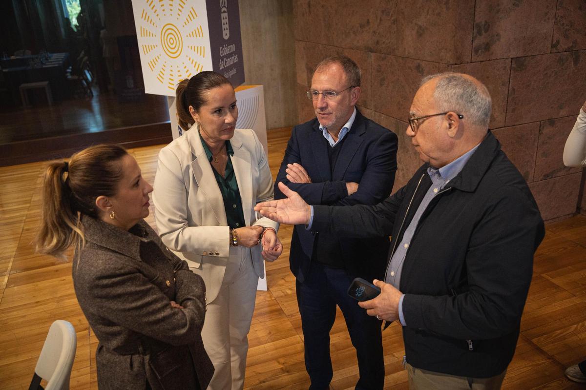 Foto de archivo de Rosa Dávila (i), Lola García, Sergio Rodríguez y Casimiro Curbelo (d).