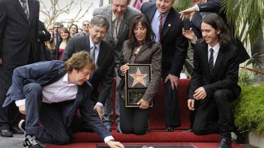 Tom Hanks, Paul McCartney, entre otros, en el momento en el que se descubre la estrella de George Harrison