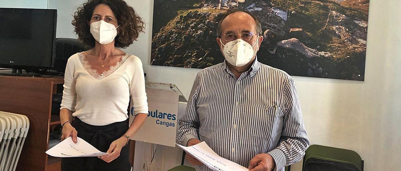 Dolores Hermelo y José Enrique Sotelo, con el escrito de solicitud, ayer en la sede local del PP. |   // G.NÚÑEZ