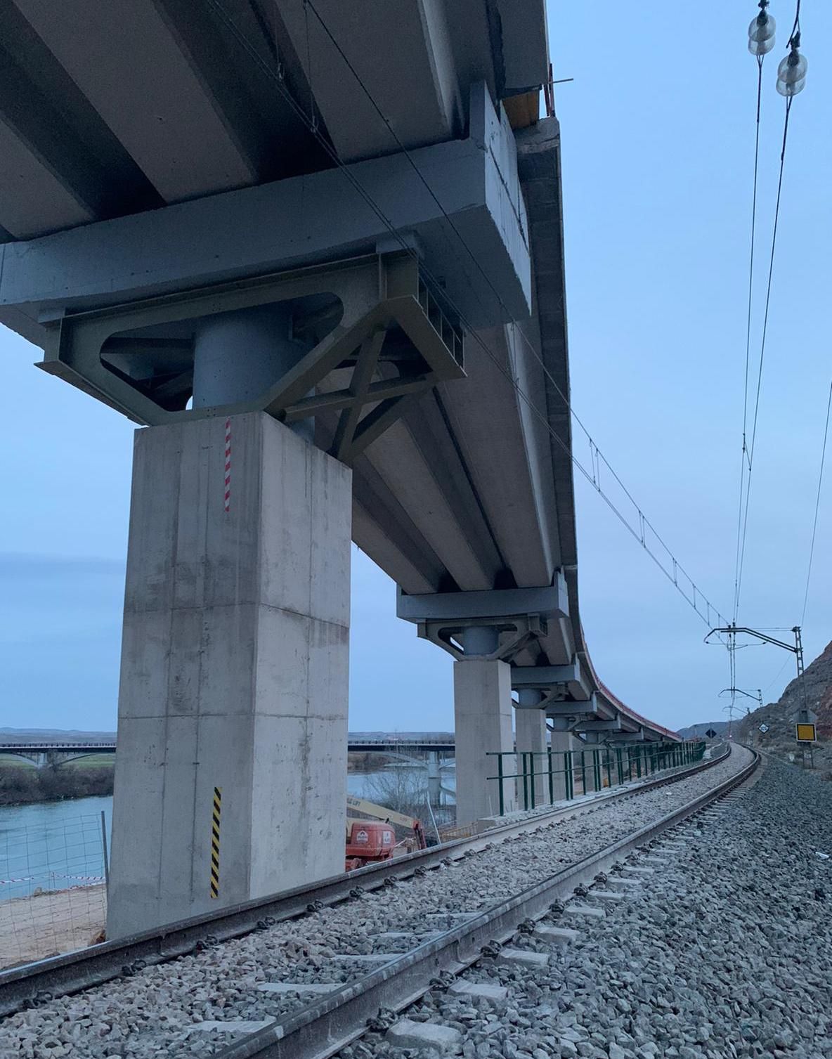 El puente pasa por encima de la vía férrea de Caspe.