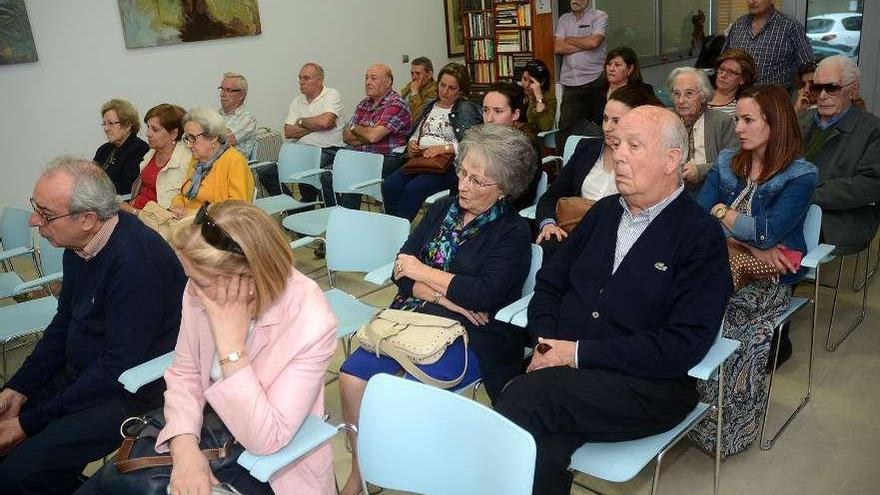 Vecinos asistentes a la reunión de ayer con Louro.