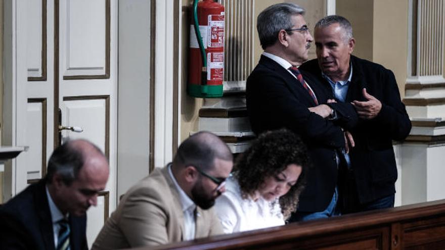 Román Rodríguez (NC) escucha a Mario Cabrera (CC) en el pleno del Parlamento.