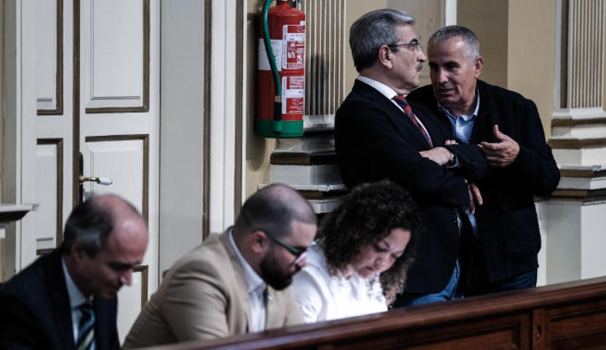 Román Rodríguez (NC) escucha a Mario Cabrera (CC) en el pleno del Parlamento.