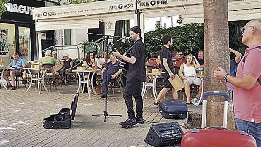 Uno de los más de 250 artistas callejeros que trabajan en Palma en una de sus actuaciones.