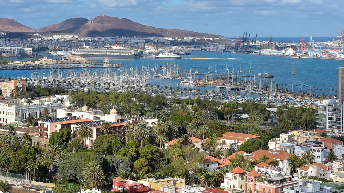 Vista del muelle deportivo y el Puerto de Las Palmas