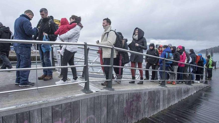 El mal tiempo lastró el numero de visitantes a las Cíes durante la Semana Santa. // C. Graña