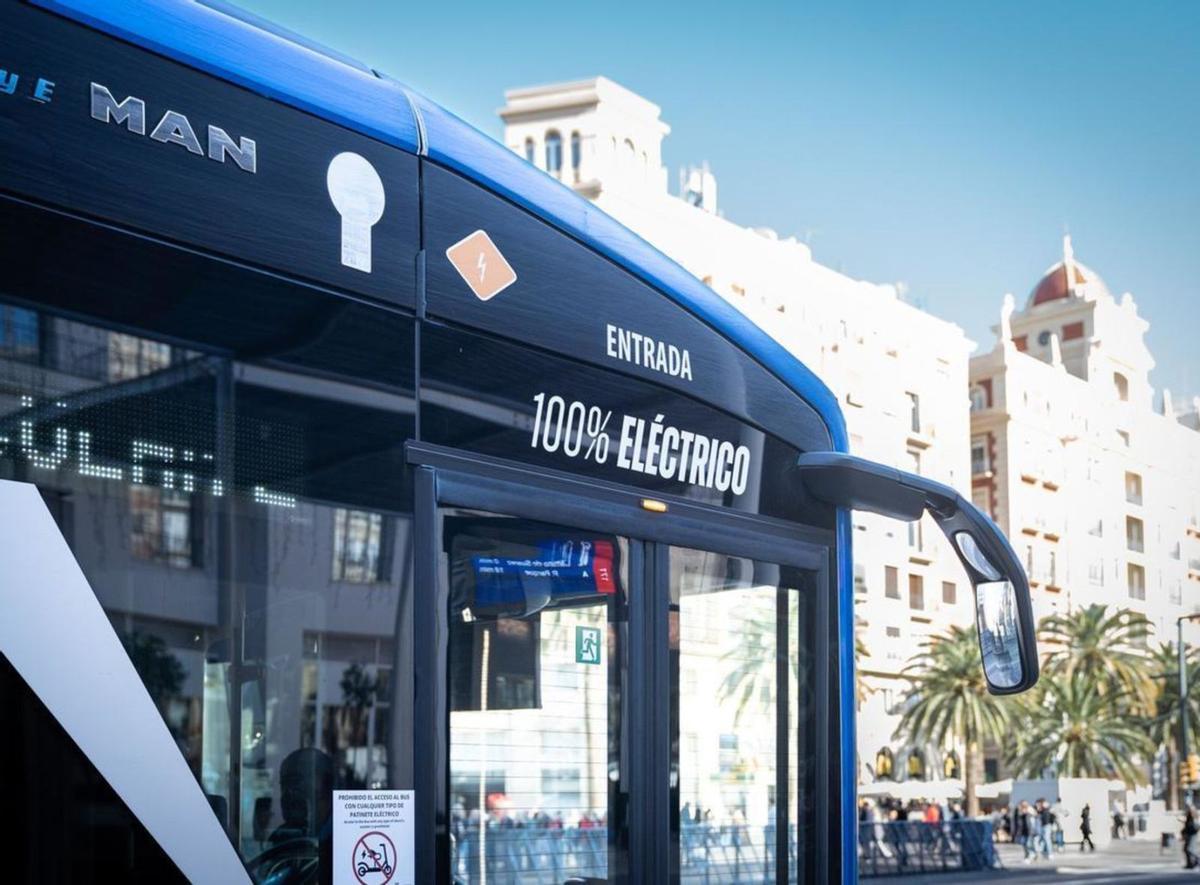 Un autobús eléctrico de la EMT de Málaga.| La Opinión
