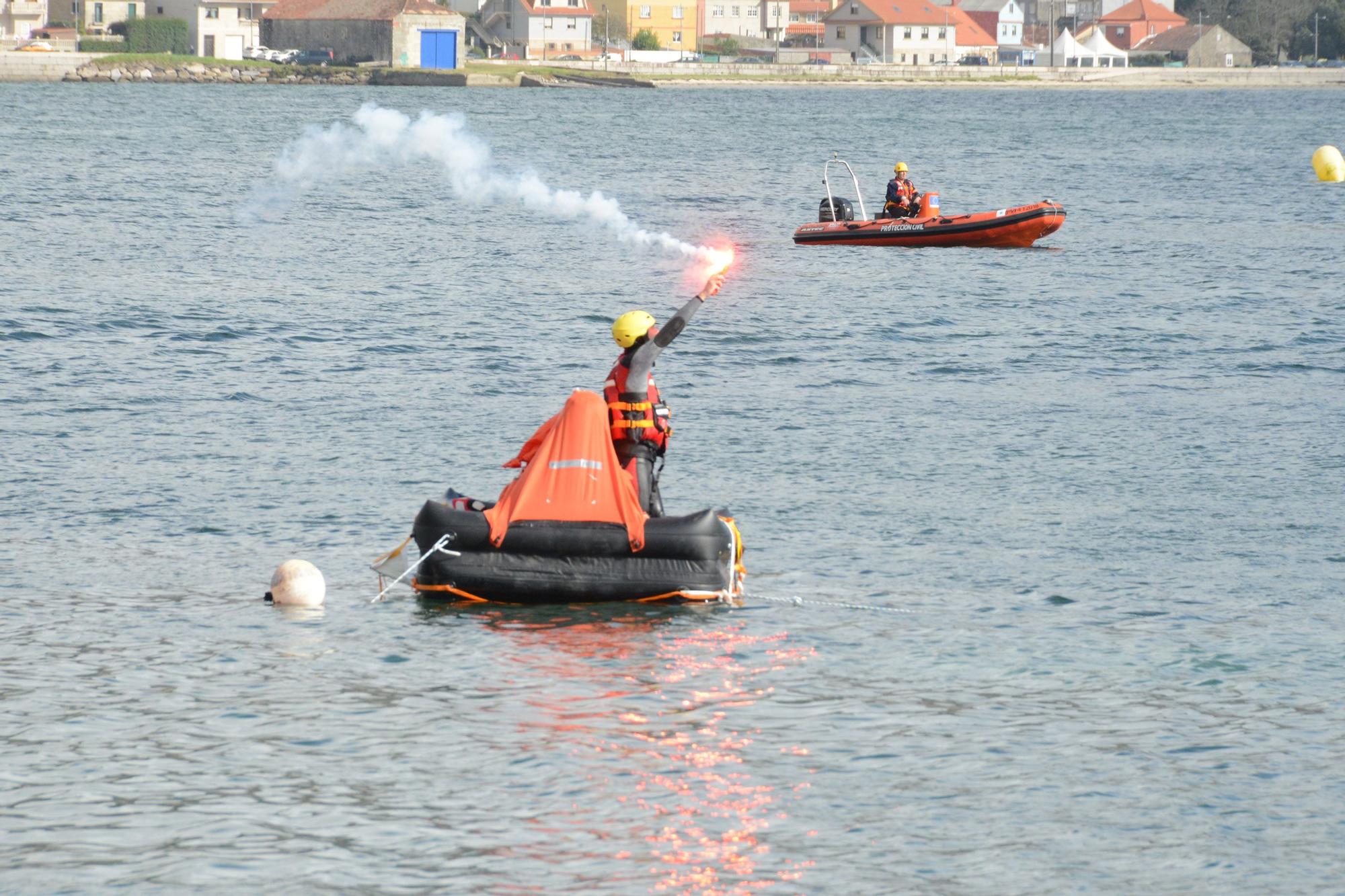 Escenas del simulacro de rescate frente a Moaña.