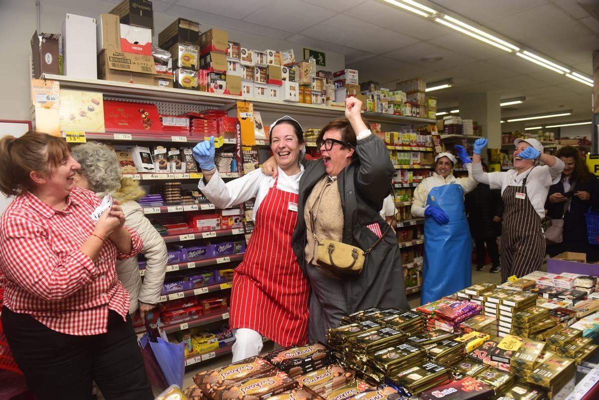 Trabajadoras del supermercado Familia de la calle Alcalde Lens, en A Coruña, celebran que les ha tocado el tercer premio del sorteo de Lotería de Navidad.