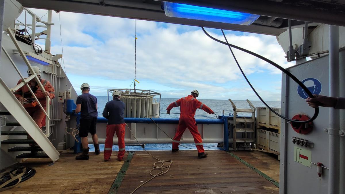 Un equipo de investigadores y técnicos de Plocan, a bordo del buque oceanográfico Pelagia, realiza labores de mantenimiento y actualización de la estación oceánica ESTOC.