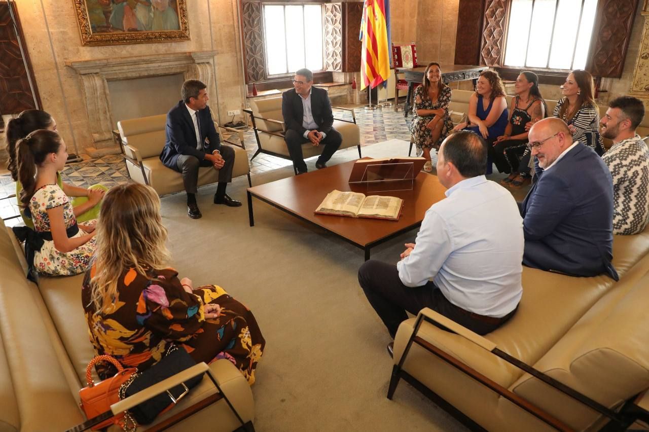 Mazón recibe a las Hogueras en el Palau de la Generalitat