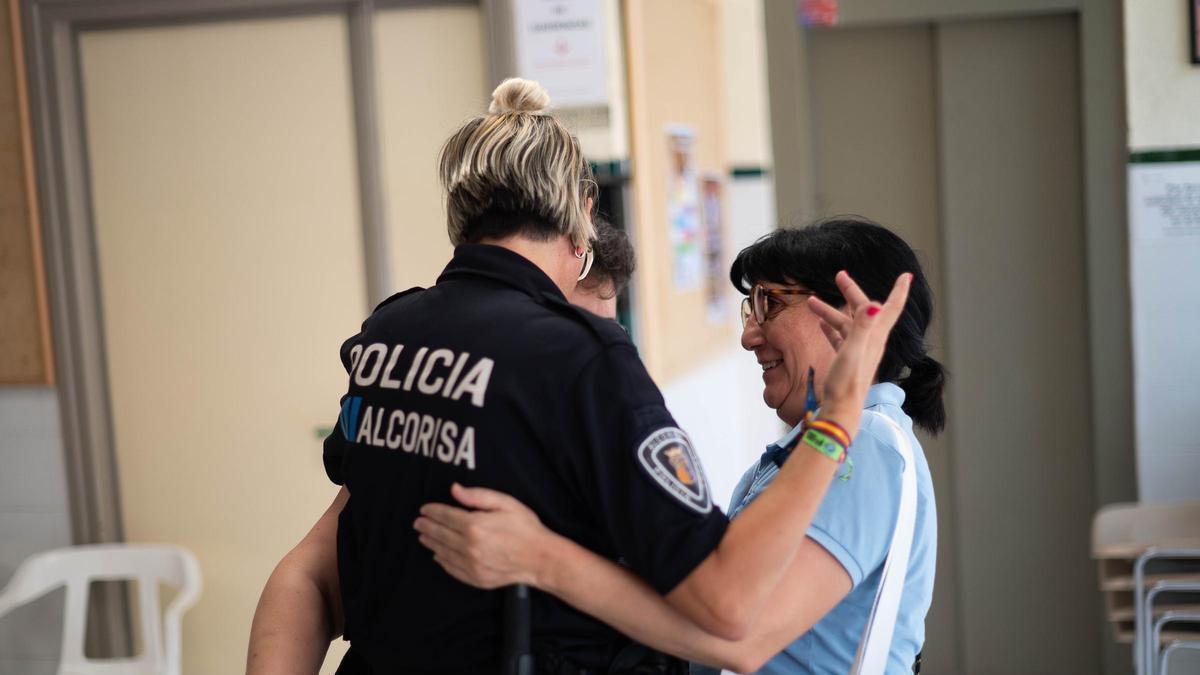 Imagen de archivo de los vecinos de Molinos evacuados por el incendio de Ejulve a su llegada al pabellón de Alcorisa.