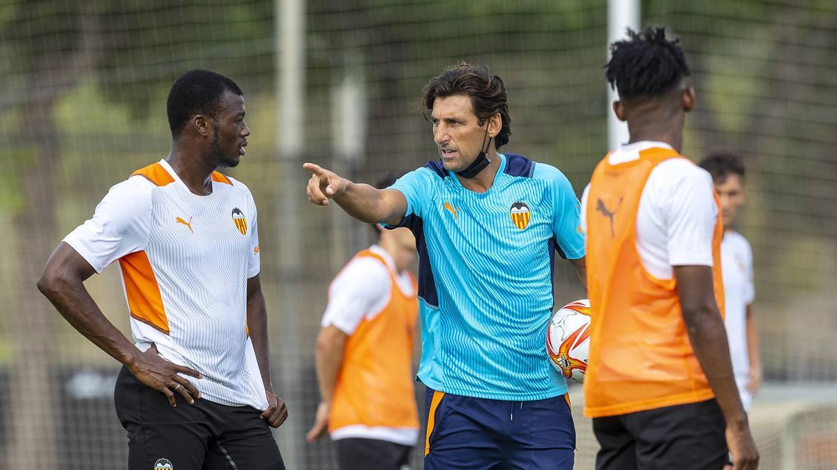 Miguel Ángel Angulo, dando instrucciones