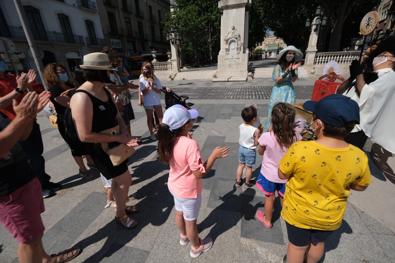 La visita «En Vadoret i el seu osset» fascina el públic de Figueres