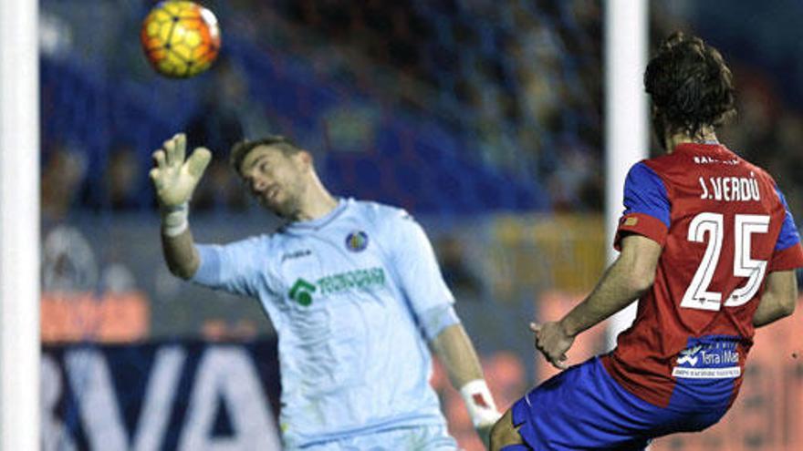 Verdú  supera al portero del Getafe CF, Vicente Guaita