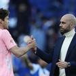 BARCELONA, 14/02/2026.- El entrenador del Celta Claudio Giráldez (d) saluda al jugador Marcos Alonso tras el partido de Liga que el Espanyol y el Celta disputan este sábado en el RCDE Stadium, en Barcelona. EFE/ Enric Fontcuberta. Fútbol. Primera división. Temporada 2025 2026. Liga