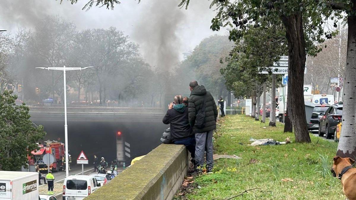 Un incendi en un túnel talla totalment la Ronda Litoral de Barcelona durant una hora